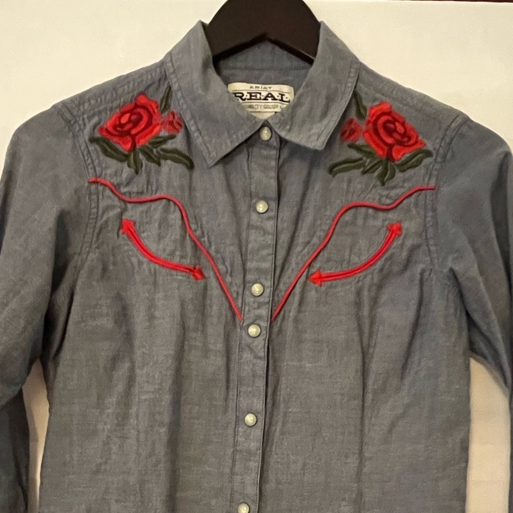 Women’s Ariat Real Blue Embroidered Western Shirt Rodeo
Size M
Cowgirl adorable